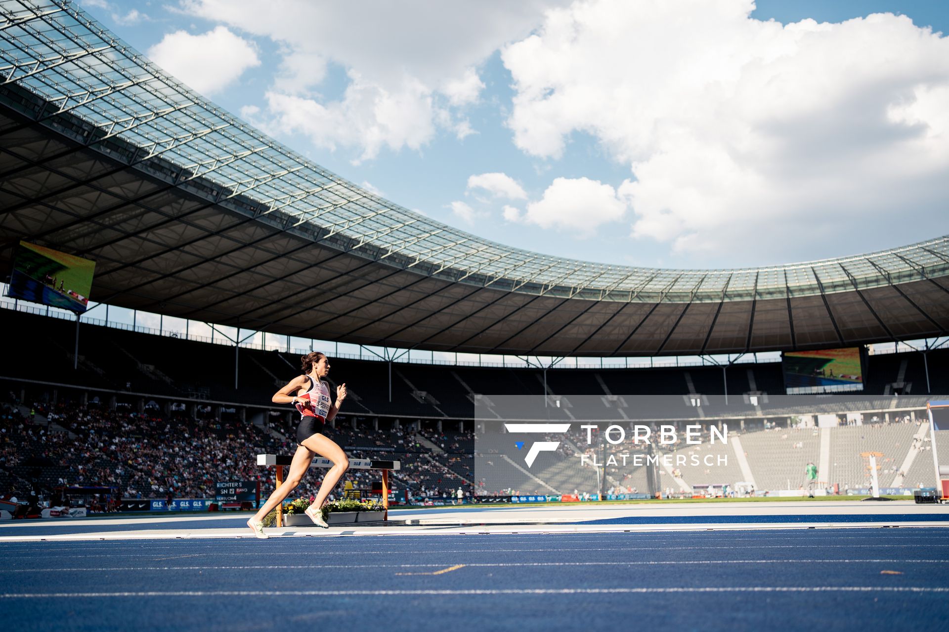 Selma Benfares (LC Rehlingen) ueber 5000m waehrend der deutschen Leichtathletik-Meisterschaften im Olympiastadion am 26.06.2022 in Berlin